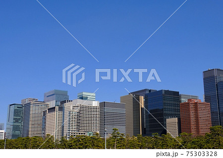 東京　皇居前広場から見る大手町ビル群 75303328