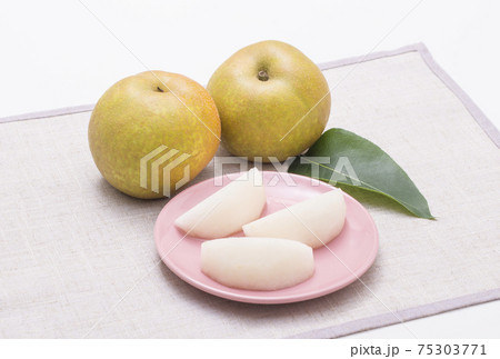 梨　フルーツ　果物　幸水梨　イメージ素材 75303771