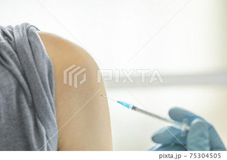 ワクチン接種をしているところのイメージ 75304505