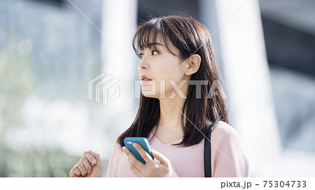 スマホを手に道を探す女性 75304733