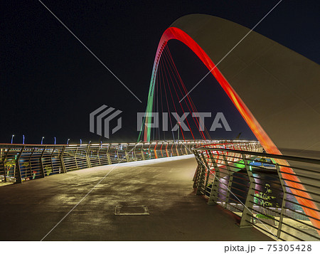 Pedastrian rope bridge in Dubai at night Pedastrian rope bridge in Dubai at night 75305428