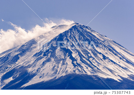 冬の富士山頂上に吹き荒れる風 75307743