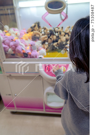 クレーンゲームで遊ぶ子供 UFOキャッチャー クレーンゲームで遊ぶ子供 UFOキャッチャー 75308487