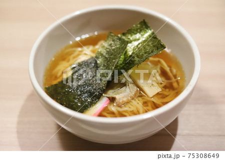 旅館で食べる醤油ラーメン 旅館で食べる醤油ラーメン 75308649