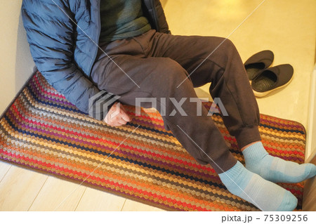 床に倒れて自力で立ち上がれない老人男性3 床に倒れて自力で立ち上がれない老人男性3 75309256