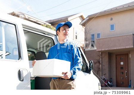 荷物を配送するスタッフ 75309961