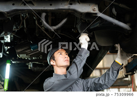 工場で働く自動車整備士 75309966