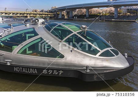 [東京・浅草] 東京都観光汽船の松本零士氏がデザインしたホタルナの船のクローズアップ。 75310356