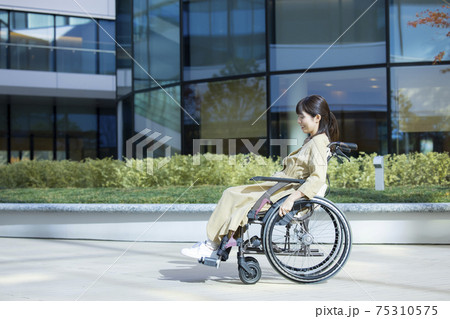 車椅子の女性 75310575