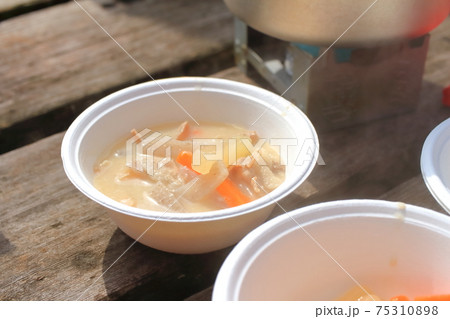 アウトドアで食べる粕汁 アウトドアで食べる粕汁 75310898