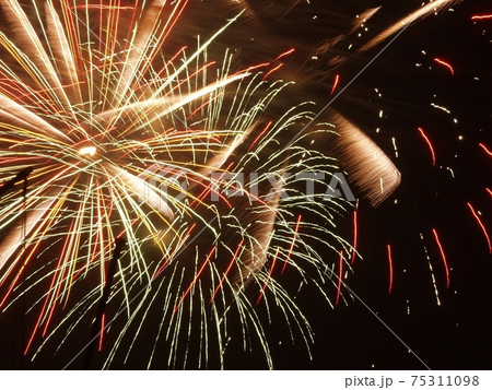 花火と帆柱シルエット 75311098
