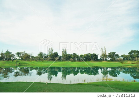 東南アジア、南国、タイ王国のゴルフ場（golf course in Thailand） 75311212
