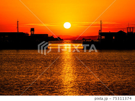 福岡県大牟田市の三池港の夕陽 75311374
