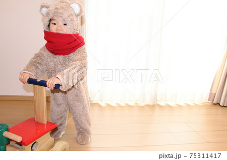 くまの着ぐるみを着た赤ちゃんの写真素材