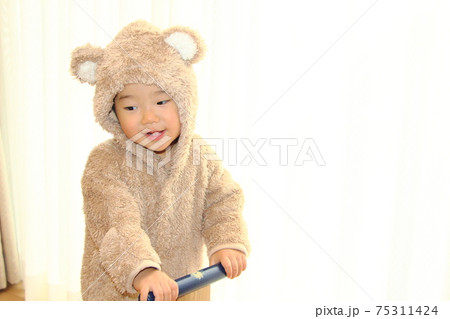 くまの着ぐるみを着た赤ちゃんの写真素材