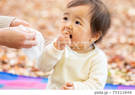 口を触る赤ちゃん 75311649