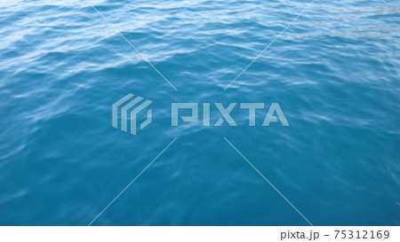 穏やかな海の水面 穏やかな海の水面 75312169