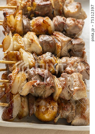 美味しい炭火焼き鳥 75312397