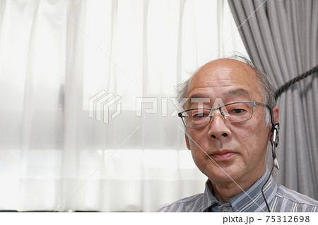 中高年慣れないテレワーク2 75312698