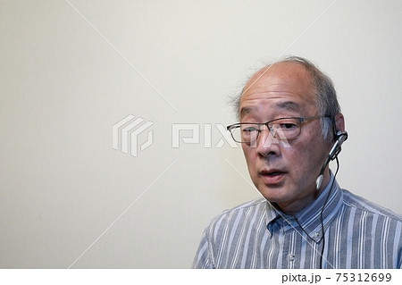 中高年慣れないテレワーク3 75312699