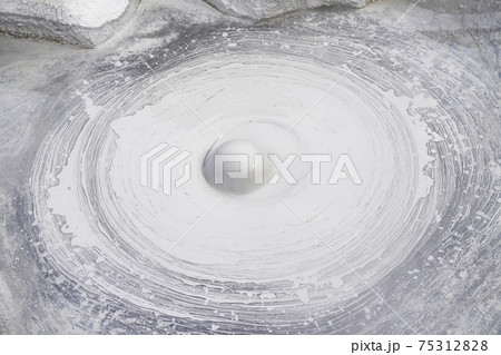 おんせん県　大分の人気観光スポット　別府地獄めぐり　鬼石坊主地獄 75312828