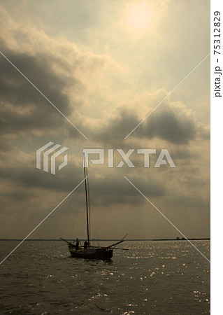霞ヶ浦の帆引き船 75312829