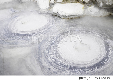 おんせん県　大分の人気観光スポット　別府地獄めぐり　鬼石坊主地獄 75312839