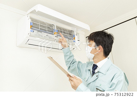 エアコンの点検をする作業員 75312922