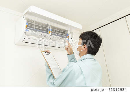 エアコンの点検をする作業員 エアコンの点検をする作業員 75312924
