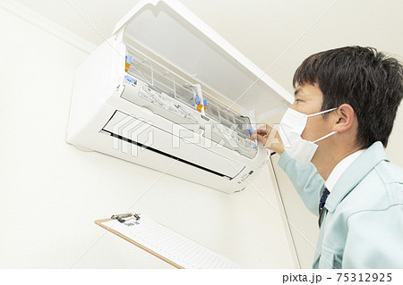 エアコンの点検をする作業員 エアコンの点検をする作業員 75312925