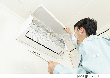 エアコンの点検をする作業員 エアコンの点検をする作業員 75312926