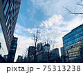 大阪のオフィス街の空 75313238