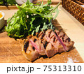 お洒落なカフェのステーキとサラダ 75313310