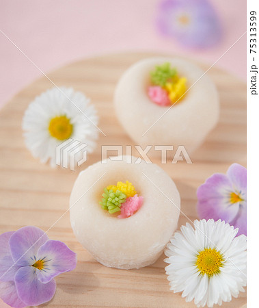 丸い木の皿に乗ったふたつの雪平菓子 和菓子 パンジー デイジー 春の花の写真素材 丸い木の皿に乗ったふたつの雪平菓子 和菓子 パンジー デイジー 春の花の写真素材