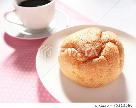 シュークリームとコーヒー シュークリームとコーヒー 75313660