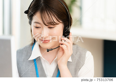 電話応対する若い女性 75313706