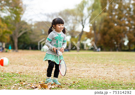 バドミントンをして遊ぶ幼児 75314292