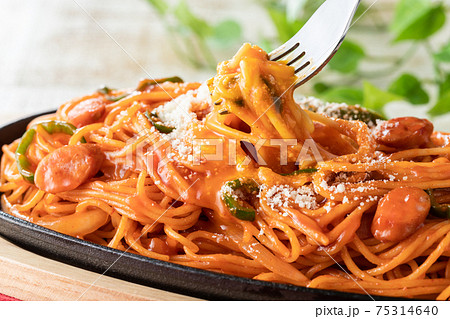 卵黄とパルメザンチーズが相性抜群！鉄板ナポリタンのアップ 75314640