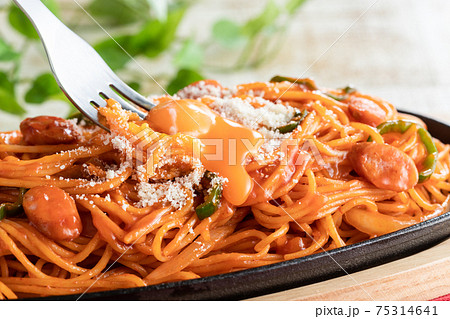 卵黄とパルメザンチーズが相性抜群！鉄板ナポリタンのアップ 75314641