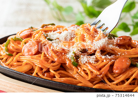 卵黄とパルメザンチーズが相性抜群！鉄板ナポリタンのアップ 75314644