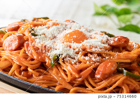 卵黄とパルメザンチーズが相性抜群！鉄板ナポリタンのアップ 75314660