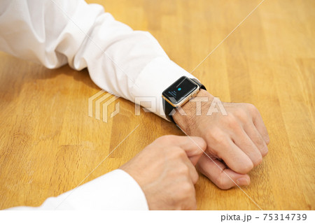 ビジネスマン　スマートウォッチ 75314739