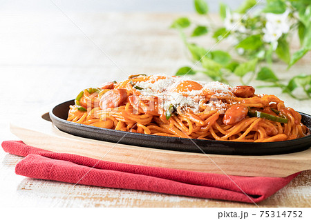 卵黄とパルメザンチーズが相性抜群！鉄板ナポリタン 75314752