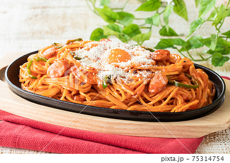 卵黄とパルメザンチーズが相性抜群！鉄板ナポリタン 75314754