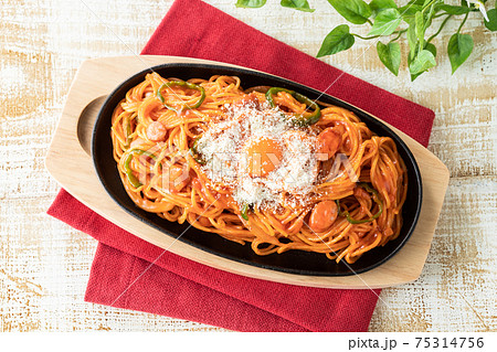 卵黄とパルメザンチーズが相性抜群！鉄板ナポリタン 75314756