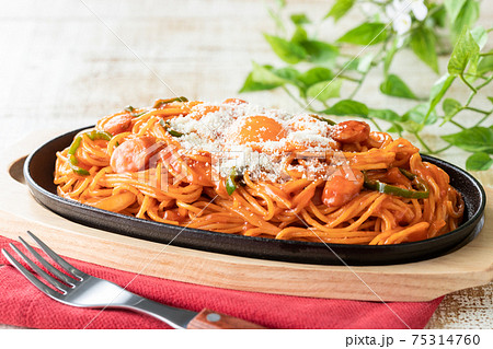 卵黄とパルメザンチーズが相性抜群！鉄板ナポリタン 75314760