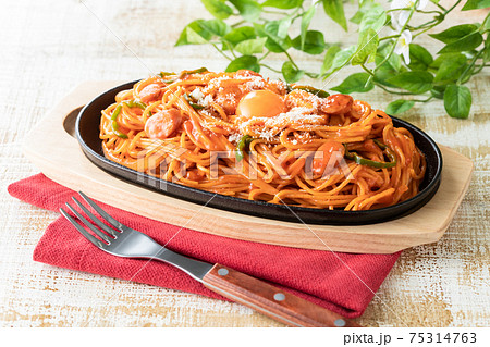 卵黄とパルメザンチーズが相性抜群！鉄板ナポリタン 75314763