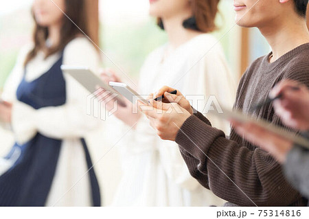 タブレットでメモをとる受講生の手元 75314816