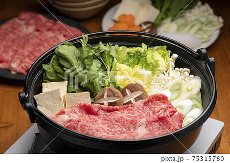 すき焼きを鉄鍋で調理する すき焼きを鉄鍋で調理する 75315780