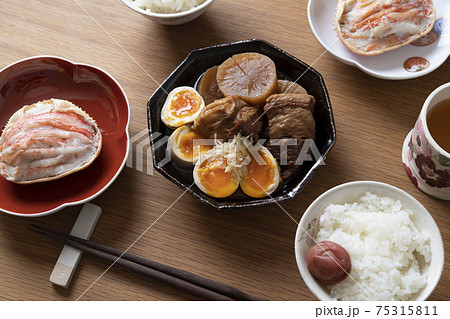 豚の角煮と、毛蟹の甲羅盛りの食卓 75315811